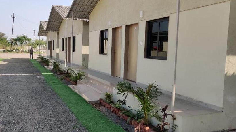 Deluxe Rum, Somnath Inn