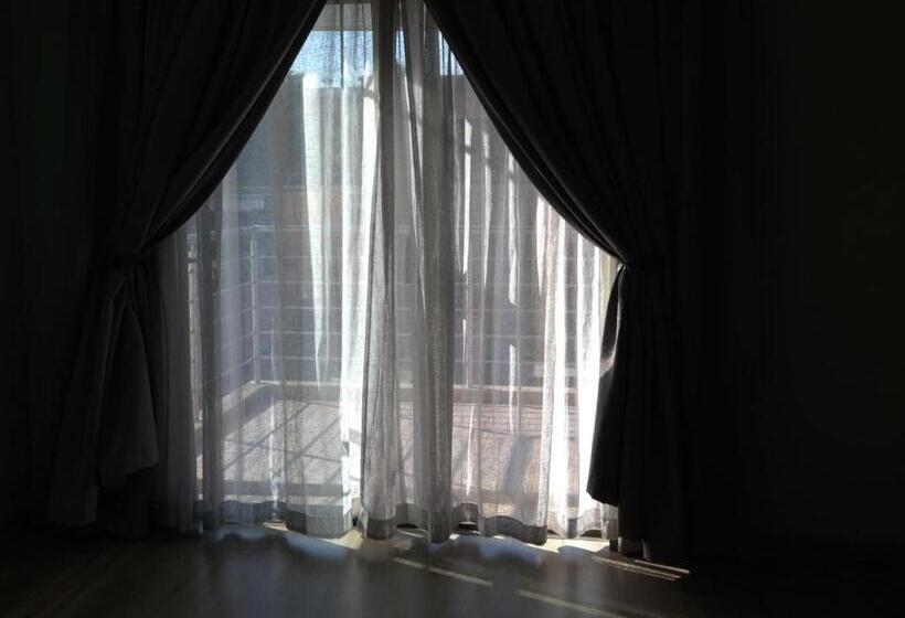 디럭스 룸, 31 On Rooi