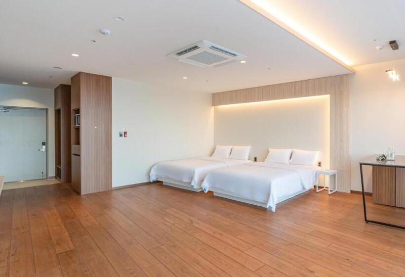 Номер Стандарт Вид на Море, Sharp & Flat