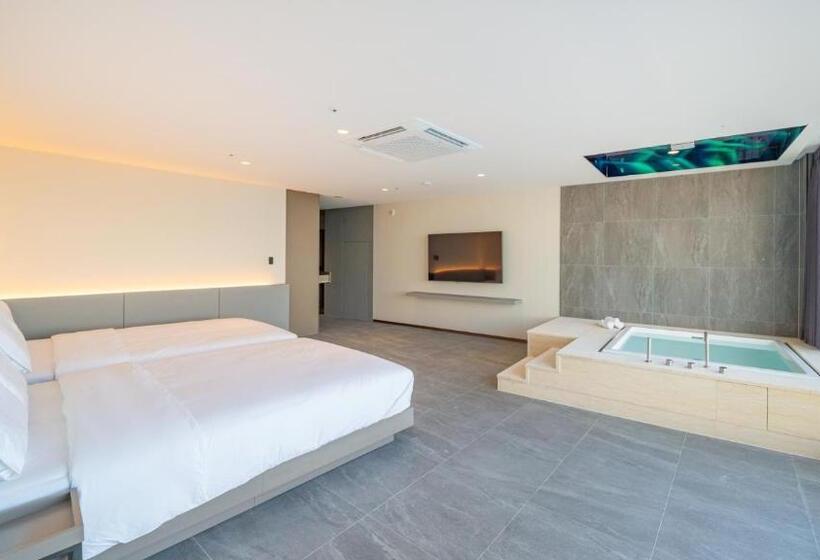 Номер Deluxe, Sharp & Flat