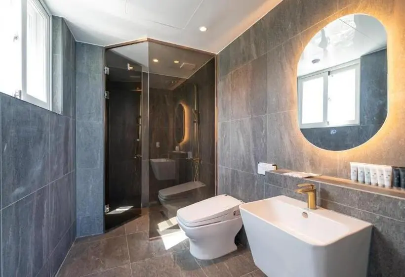Suite mit Meerblick, Sharp & Flat