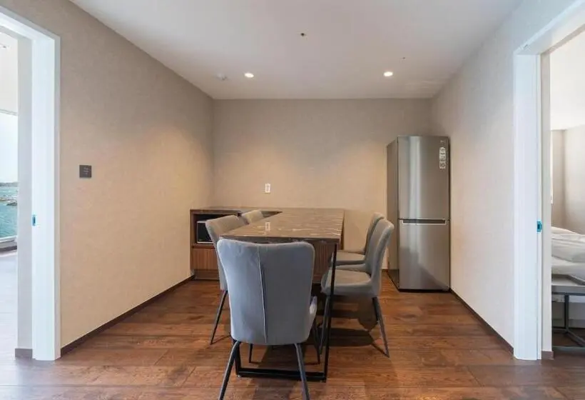 Suite mit Meerblick, Sharp & Flat