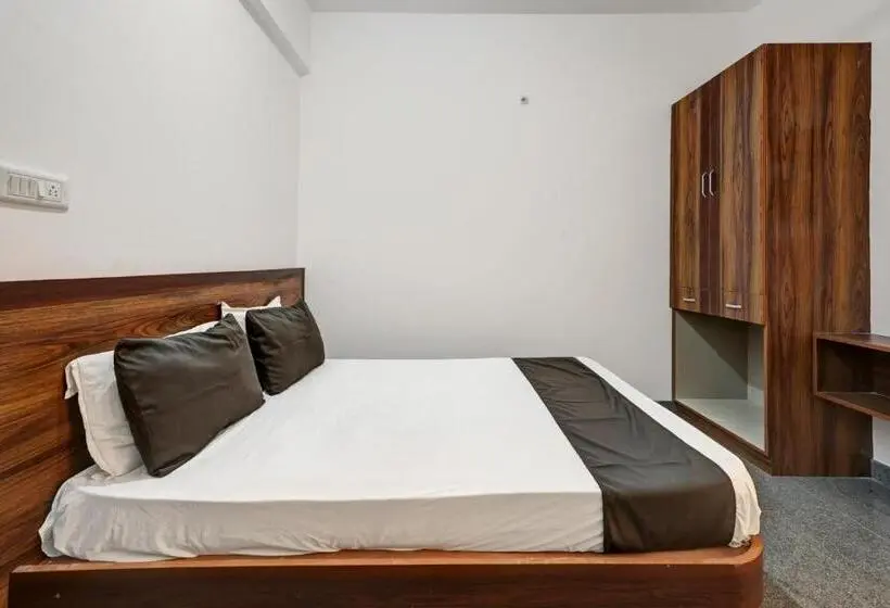 Classic Kolmen Hengen Huone, Oyo Hotel Bungalow Inn Lodging & Boarding