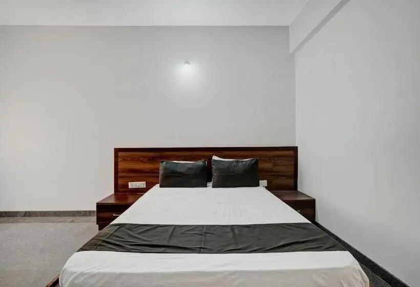 Classic Kolmen Hengen Huone, Oyo Hotel Bungalow Inn Lodging & Boarding