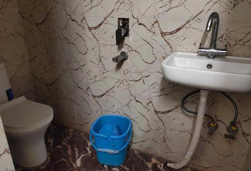 اتاق کلاسیک سه تخته, Oyo Hotel M J Heights