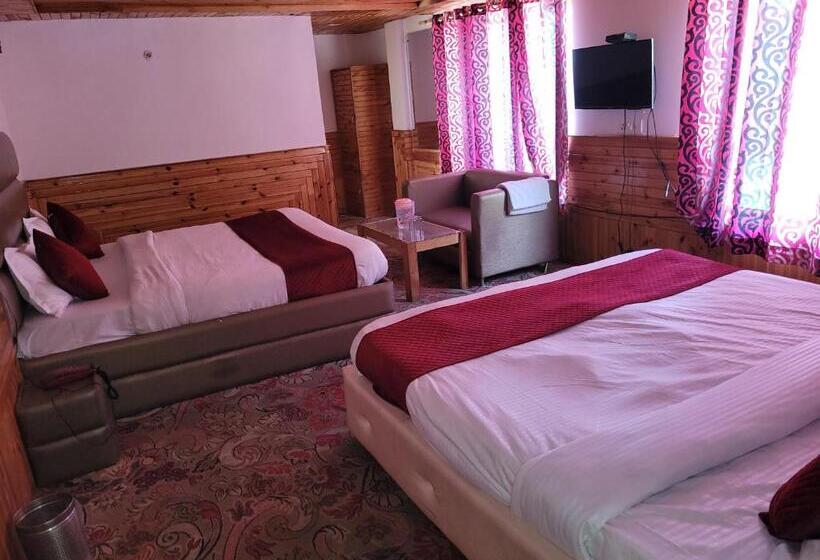 غرفة عائلية مطلّة علي الجبل, Krystal Hotel Restaurant