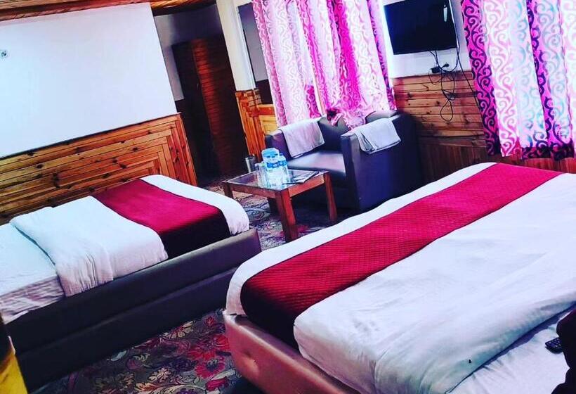 غرفة عائلية مطلّة علي الجبل, Krystal Hotel Restaurant