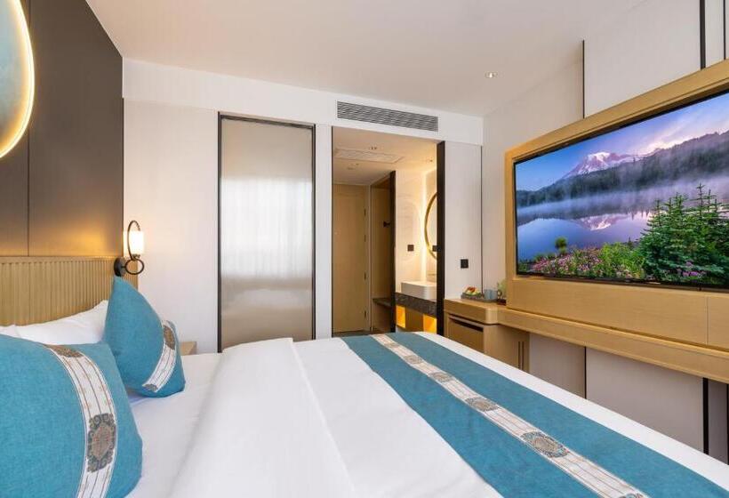 Номер Deluxe, East Sacred Hotel Very Close To The Drum Tower And Nanluoguxiang Houhai Bar Very Close To The Bird