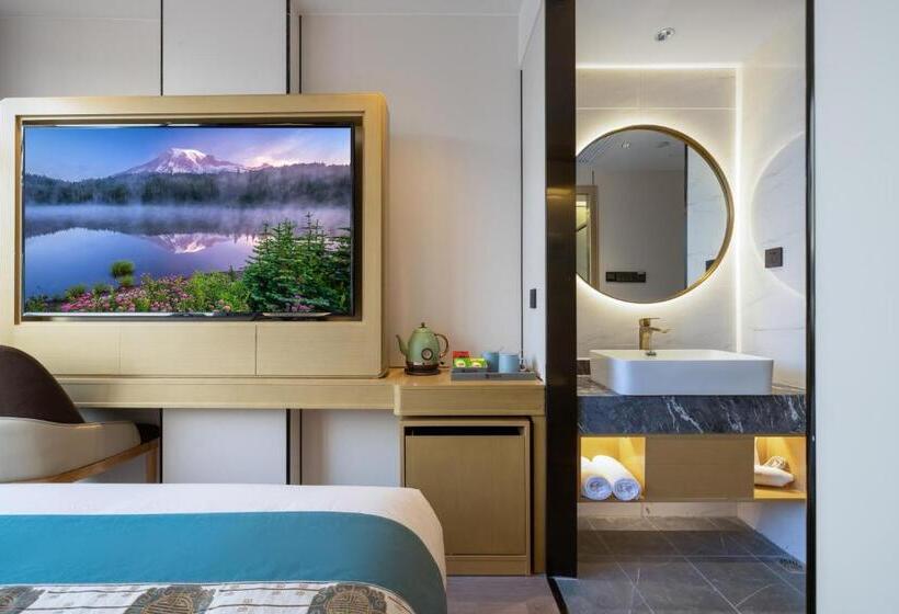 Номер Deluxe, East Sacred Hotel Very Close To The Drum Tower And Nanluoguxiang Houhai Bar Very Close To The Bird