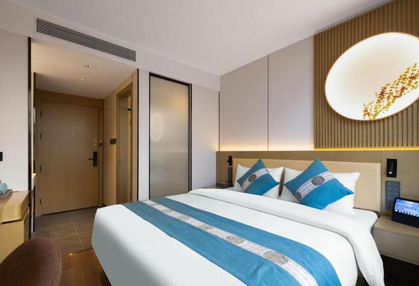 Номер Deluxe, East Sacred Hotel Very Close To The Drum Tower And Nanluoguxiang Houhai Bar Very Close To The Bird