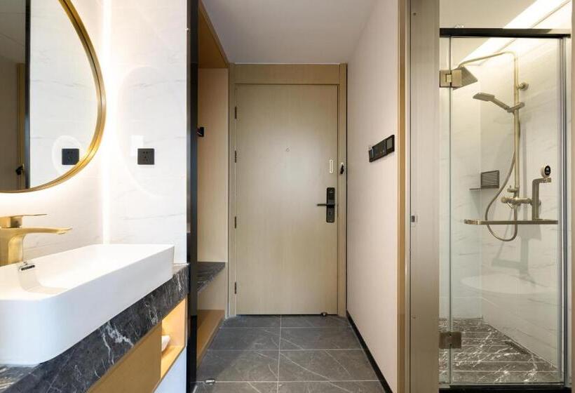 Семейный Номер Deluxe, East Sacred Hotel Very Close To The Drum Tower And Nanluoguxiang Houhai Bar Very Close To The Bird