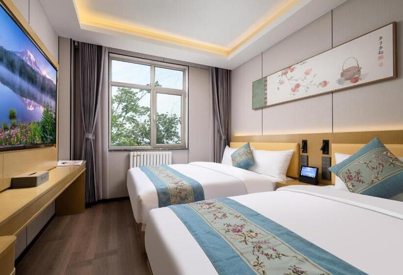 Семейный Номер Deluxe, East Sacred Hotel Very Close To The Drum Tower And Nanluoguxiang Houhai Bar Very Close To The Bird
