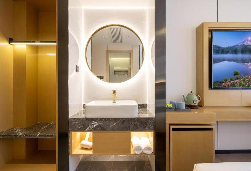 Номер Deluxe, East Sacred Hotel Very Close To The Drum Tower And Nanluoguxiang Houhai Bar Very Close To The Bird