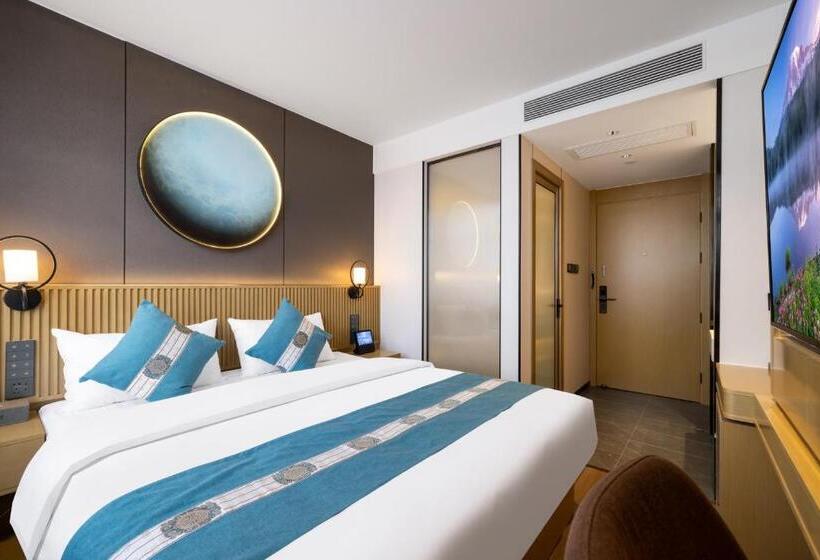 Номер Deluxe, East Sacred Hotel Very Close To The Drum Tower And Nanluoguxiang Houhai Bar Very Close To The Bird