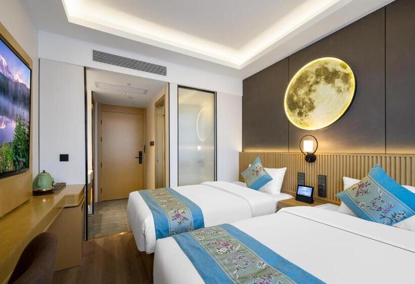 Номер Deluxe, East Sacred Hotel Very Close To The Drum Tower And Nanluoguxiang Houhai Bar Very Close To The Bird