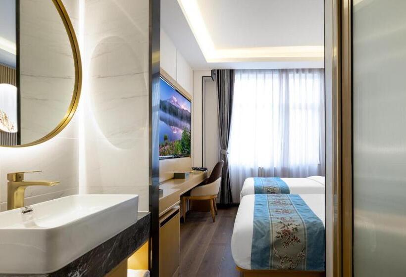 Номер Deluxe, East Sacred Hotel Very Close To The Drum Tower And Nanluoguxiang Houhai Bar Very Close To The Bird