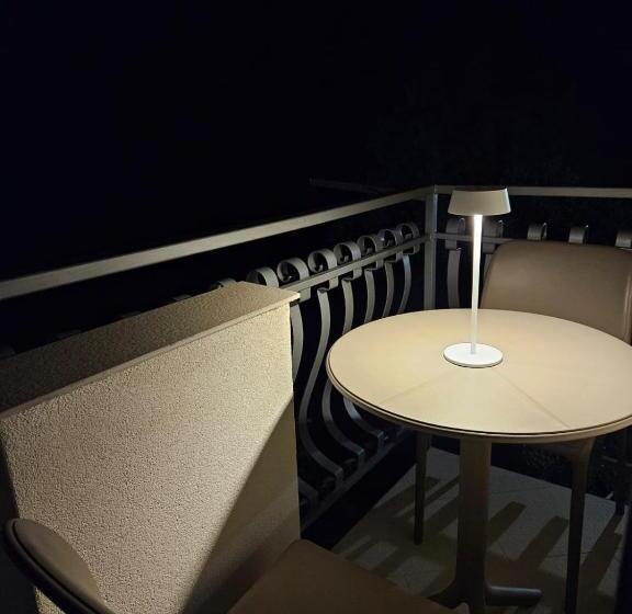 غرفة قياسية مزوَّدة بتراس, Otium Relais