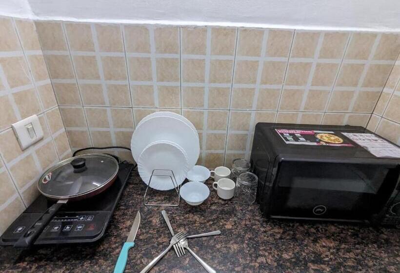 استودیو استاندارد با بالکن, The Crown S Studio