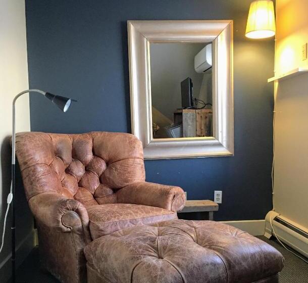 이코노미 룸, Pilgrim House