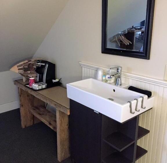 이코노미 룸, Pilgrim House