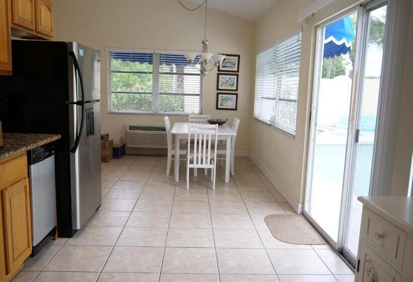 דירת חדר, The Sea Spray Resort