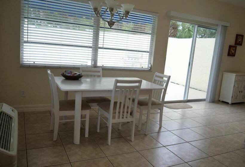 דירת חדר, The Sea Spray Resort