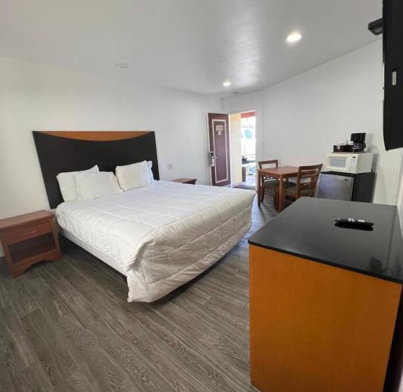 Студия Deluxe, Town And Country Inn