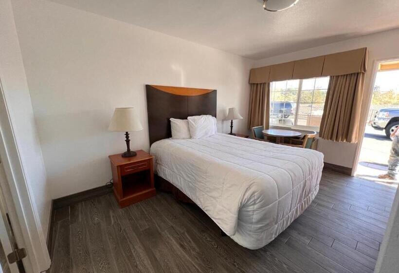 Номер Стандарт, Town And Country Inn