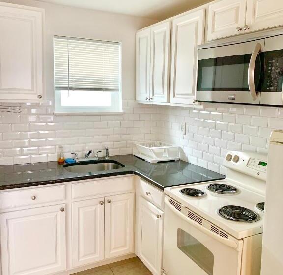 스위트, White Caps Motel