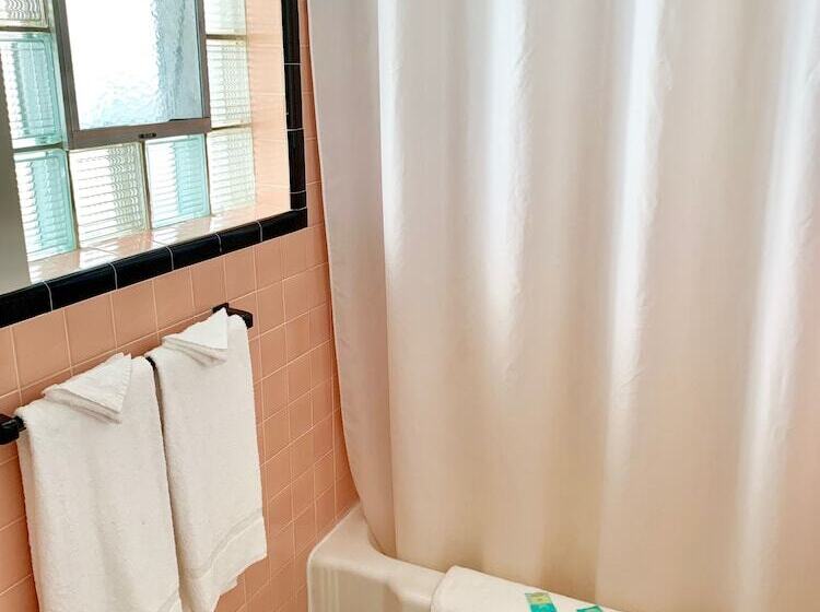 스탠다드 룸 더블 침대 2개, White Caps Motel