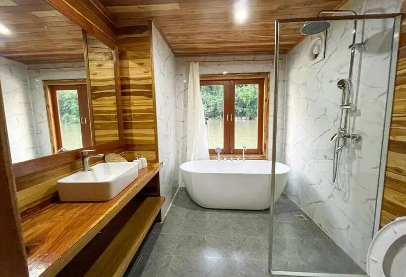 اتاق استاندارد با چشم‌انداز دریاچه, Nongkhiaw The Float House