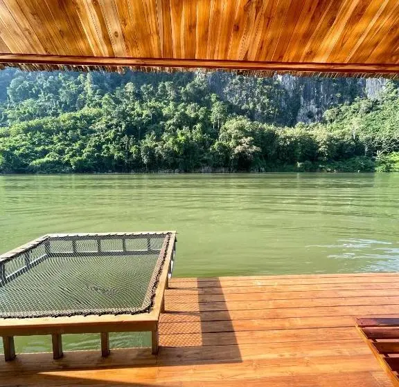 اتاق خانوادگی با چشم‌انداز کوه, Nongkhiaw The Float House