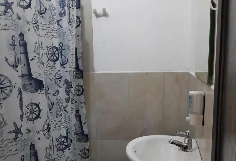 Standard Kolmen Hengen Huone, Hostal Rojoyale Capurgana