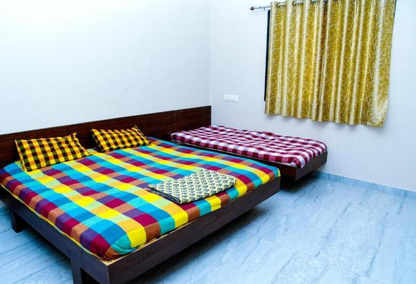 Полулюкс Повышенной Комфортности, Krushna Guest House