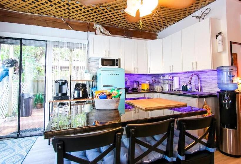 جناح عائلي, The Sunburst Oasis