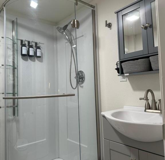 جناح عائلي, The Sunburst Oasis