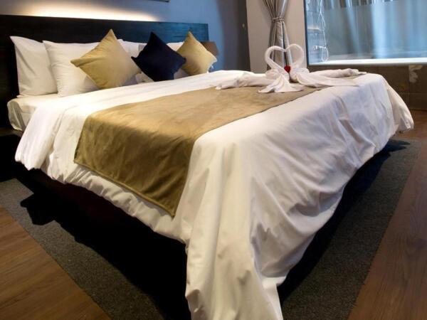 חדר דלוקס, De Palace