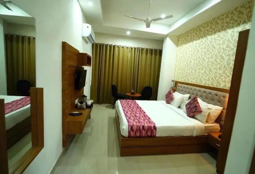 اتاق لوکس با تخت بزرگ, Royal Crown Erica, Zirakpur