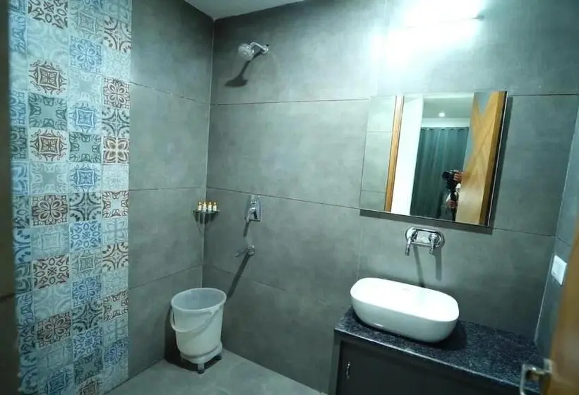 اتاق لوکس با تخت بزرگ, Royal Crown Erica, Zirakpur