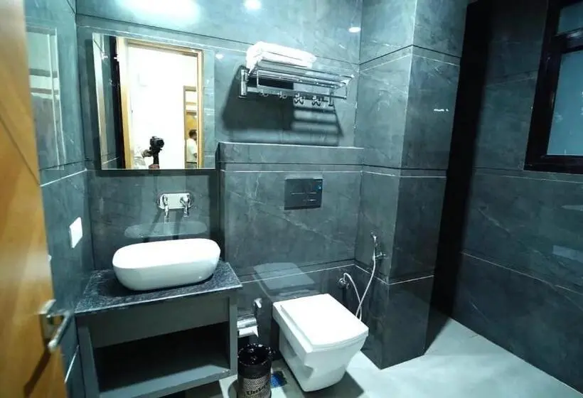 اتاق لوکس با تخت بزرگ, Royal Crown Erica, Zirakpur
