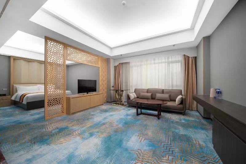 Deluxe Svit, Long Hui