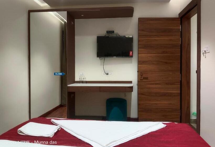 디럭스 룸, The Pride