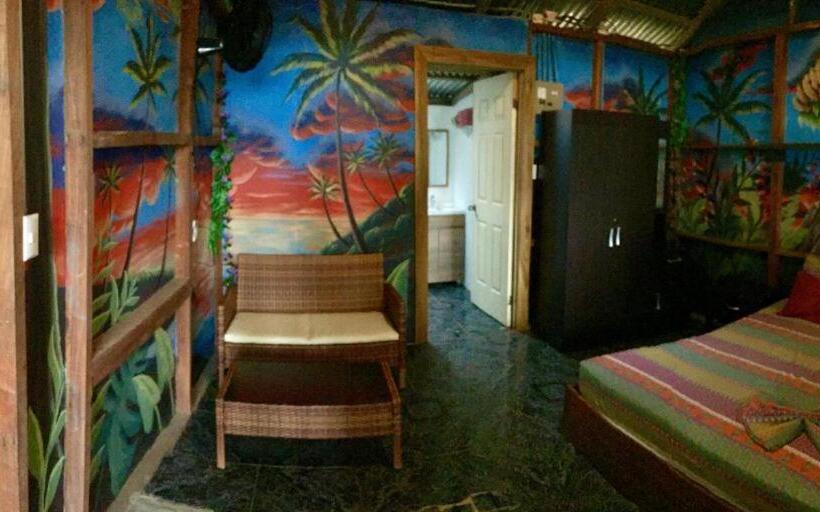 بنجلو عائلى, Oasis Beachfront Hostel