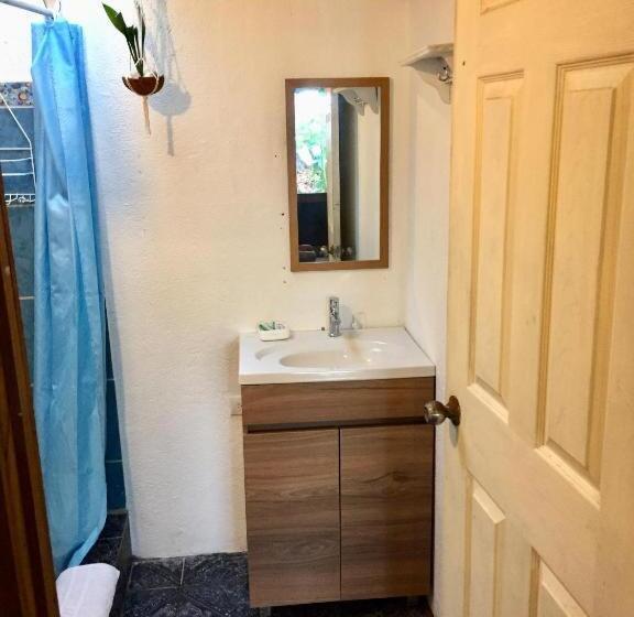 بنجلو عائلى, Oasis Beachfront Hostel