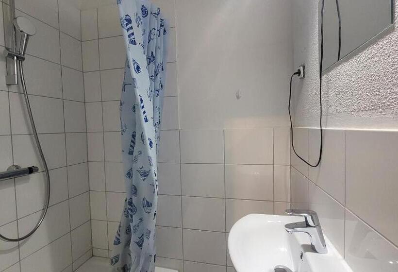标准三人间共用浴室, Gasthaus Für Monteure