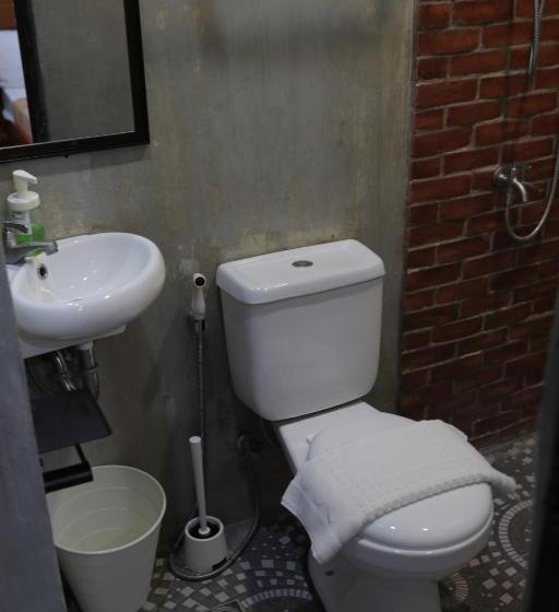 Pokój Standard, Cerca