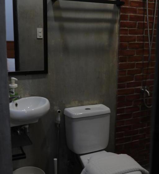 Pokój Standard, Cerca