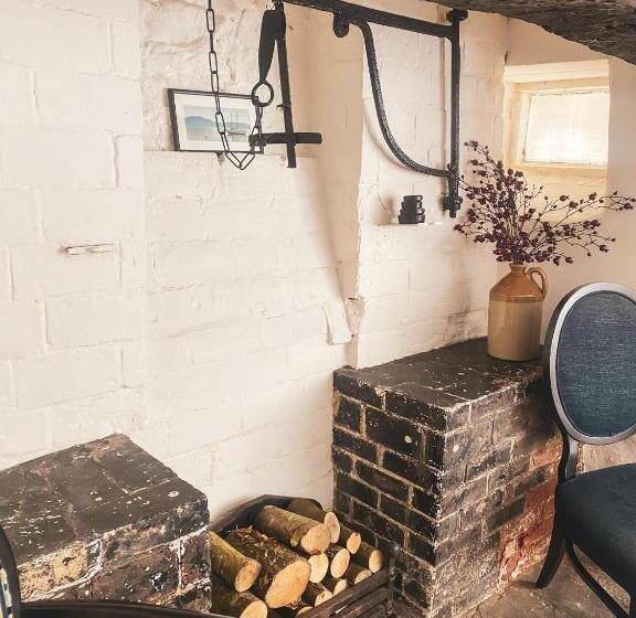 חדר דלוקס, The New Inn