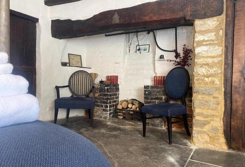 חדר דלוקס, The New Inn