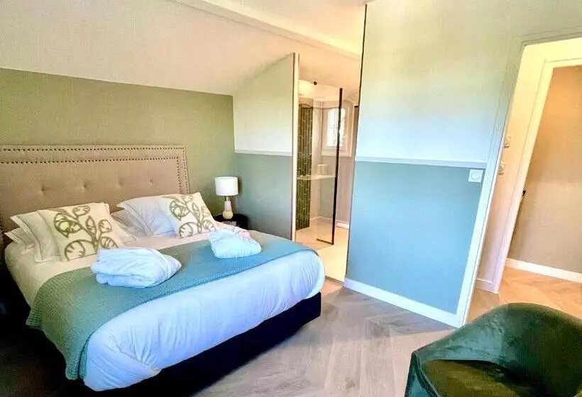 キングサイズベッドのスタンダードルーム, Les 15 Chenes Chambres D Hôtes, Parc Arboré De 5000 M2 à 20km Du Puydufou Une Suite Familiale Et 3 C
